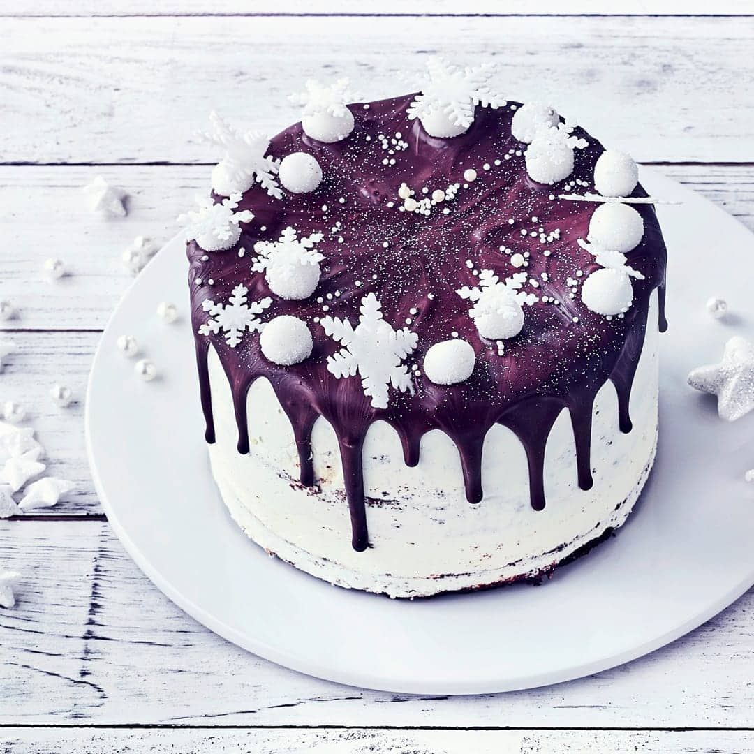 Winter-Wunderland in Tortenform: Schokoladensoße und Eiskristalle verzieren diese Motivtorte zu Weihnachten. Lassen Sie es sich und Ihren Lieben schmecken.