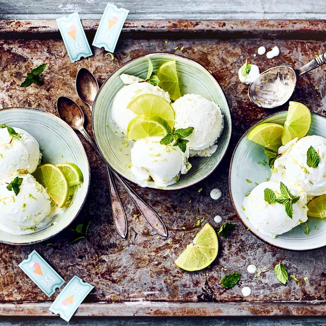 Joghurteis einfach und ohne Eismaschine herstellen, das geht mit unserem Rezept. Richten Sie die leichte Eiscreme mit Früchten, Nüssen oder Kräutern an!