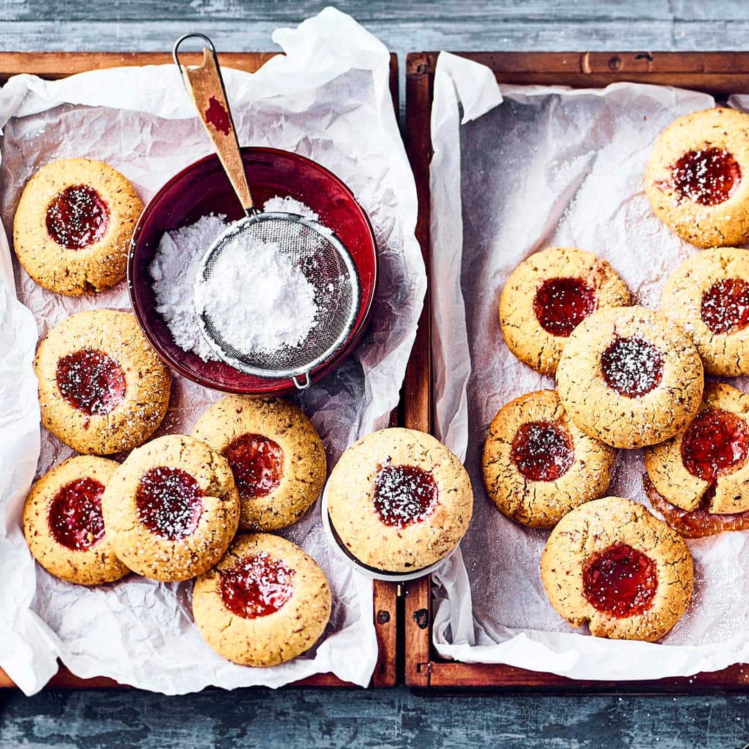Die Herkunft der kleinen Plätzchen ist nicht ganz klar, aber das tut ihrem leckeren Geschmack keinen Abbruch: Selbstgemachte Husarenkrapfen mit Johannisbeer-Gelee.