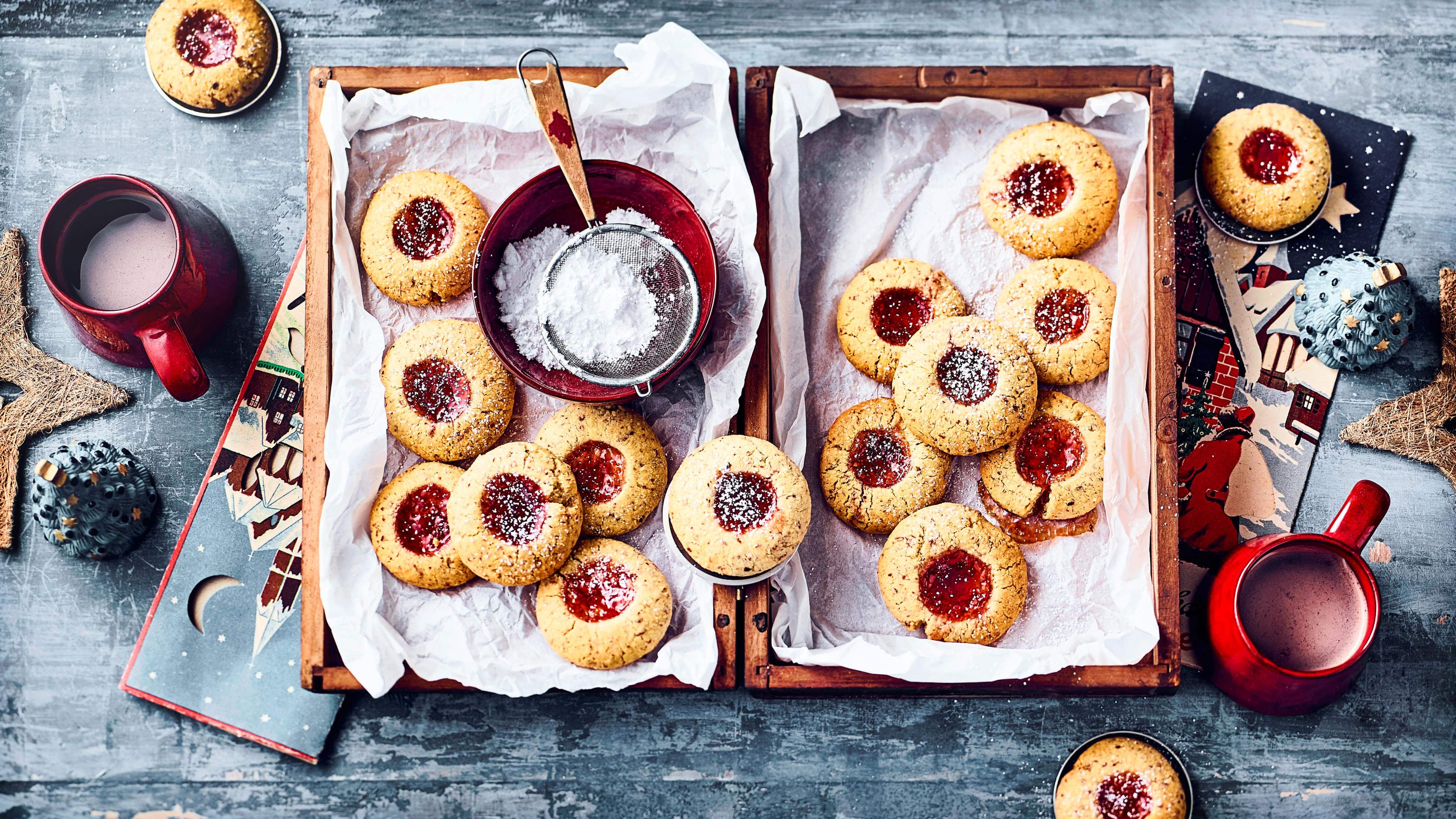 Husarenkrapfen Die Herkunft der kleinen Plätzchen ist nicht ganz klar, aber das tut ihrem leckeren Geschmack keinen Abbruch: Selbstgemachte Husarenkrapfen mit Johannisbeer-Gelee.