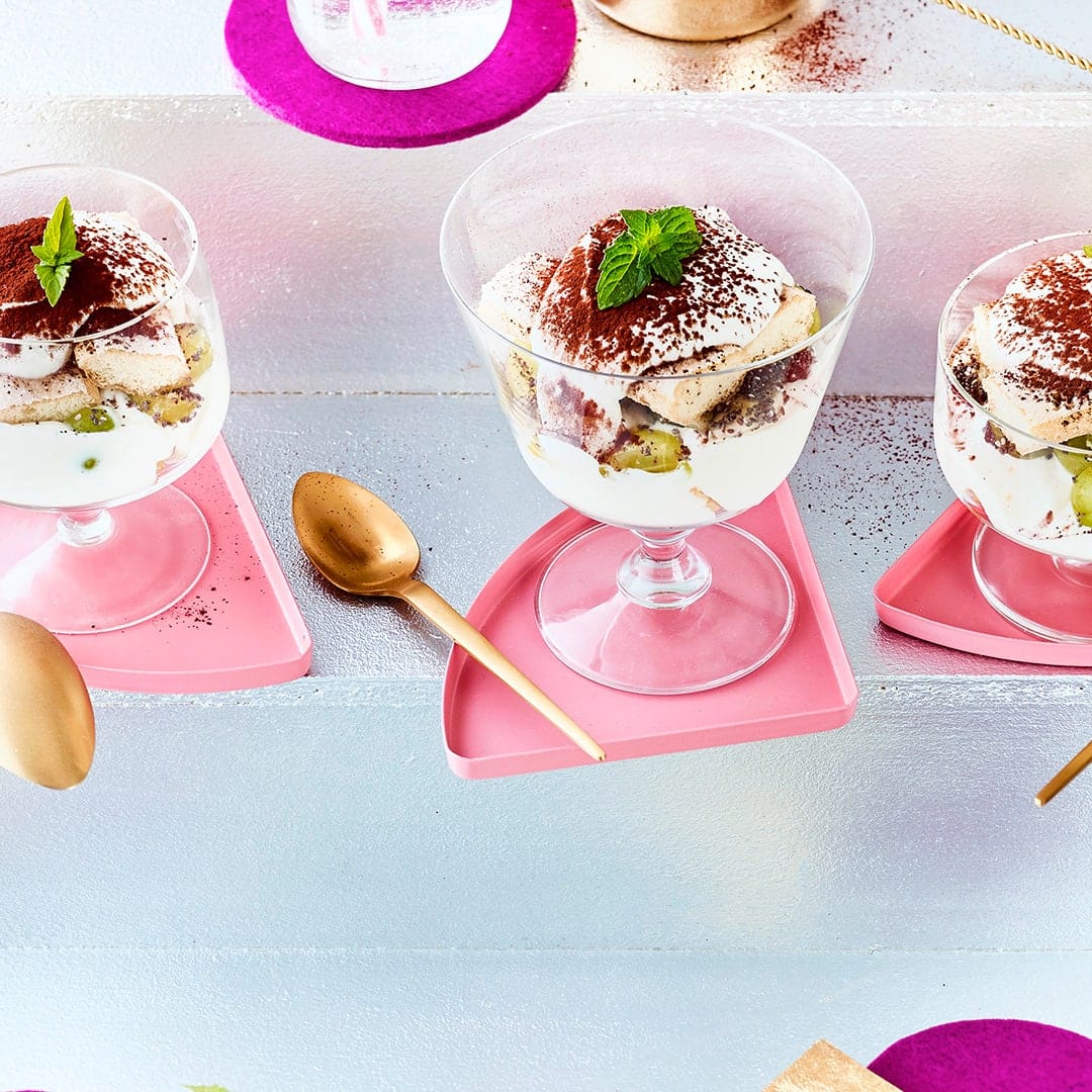 Bereiten Sie mit unserem Rezept ein leckeres, leichtes Tiramisu mit Trauben und Chia zu. Ein festliches Dessert, das gut zu verschiedenen Obstarten passt.