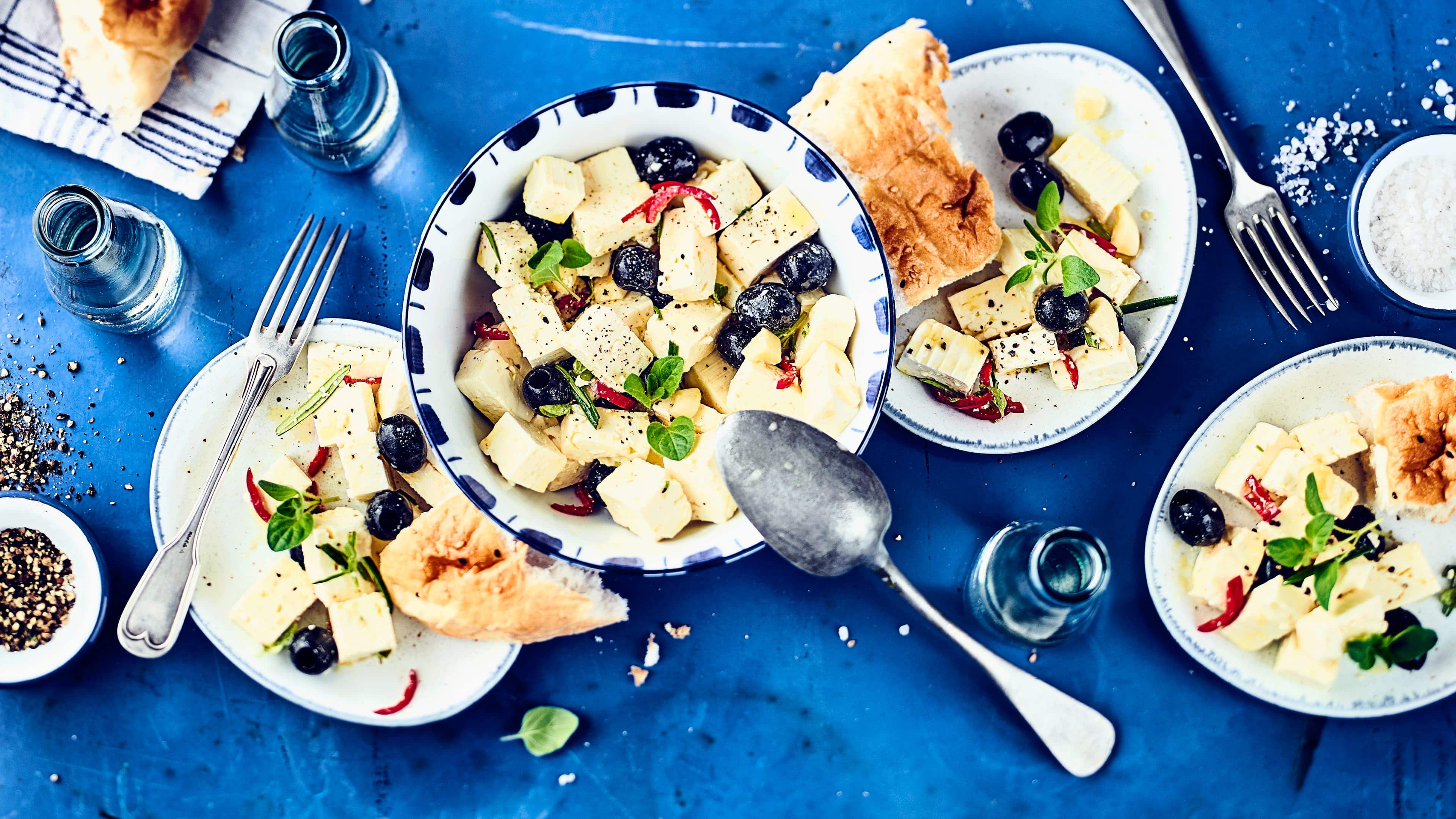 Griechischer Schafskäse Griechischer Schafskäse schmeckt nach Urlaub und einer griechischen Taverne - ganz einfach selbermachen: Feta eingelegt mit Knoblauch, Kräutern, Peperoni und Oliven.