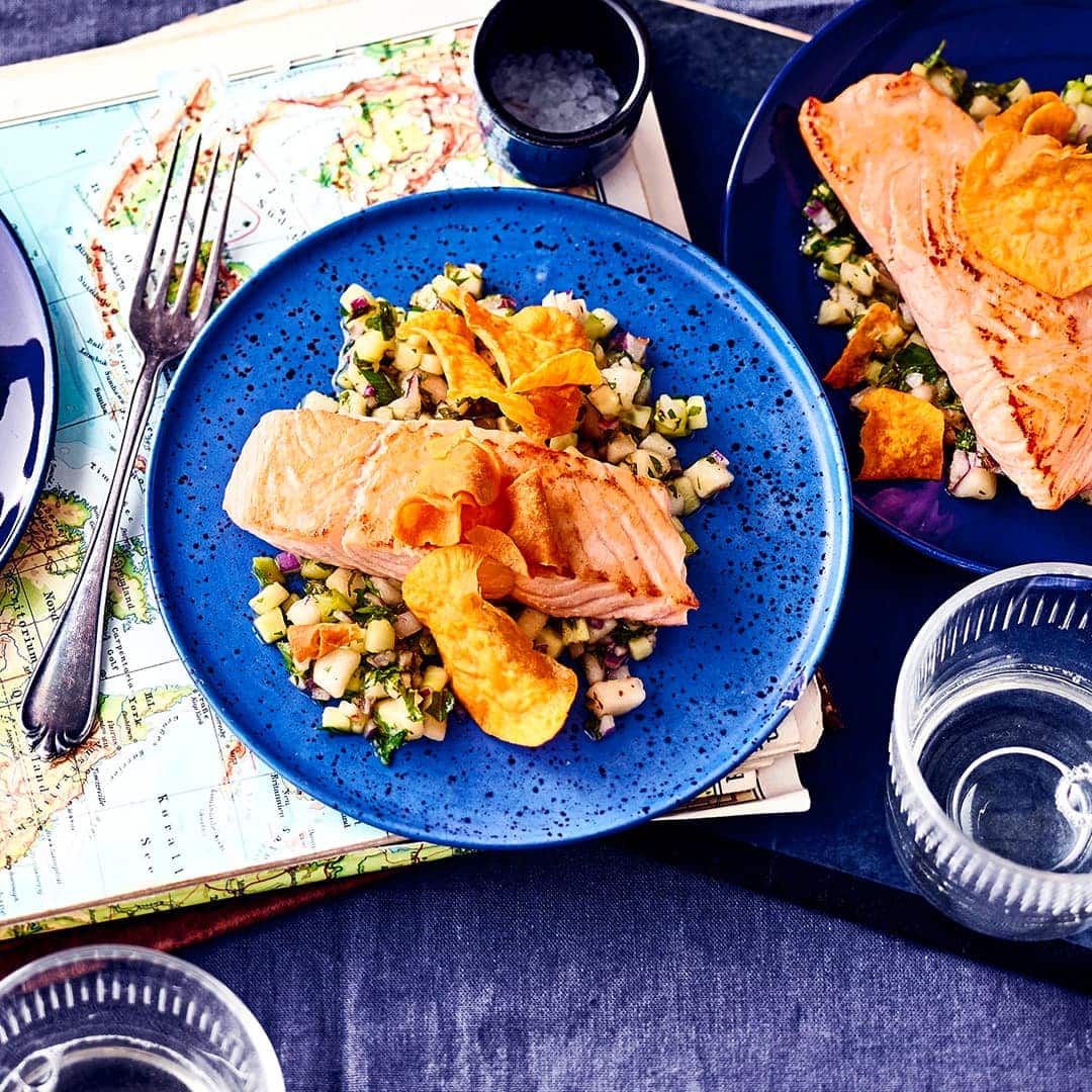 Einfach köstlich! - Birnensalsa und Süßkartoffelchips harmonieren hervorragend mit unserem Rezept für Gebratenes Lachsfilet.