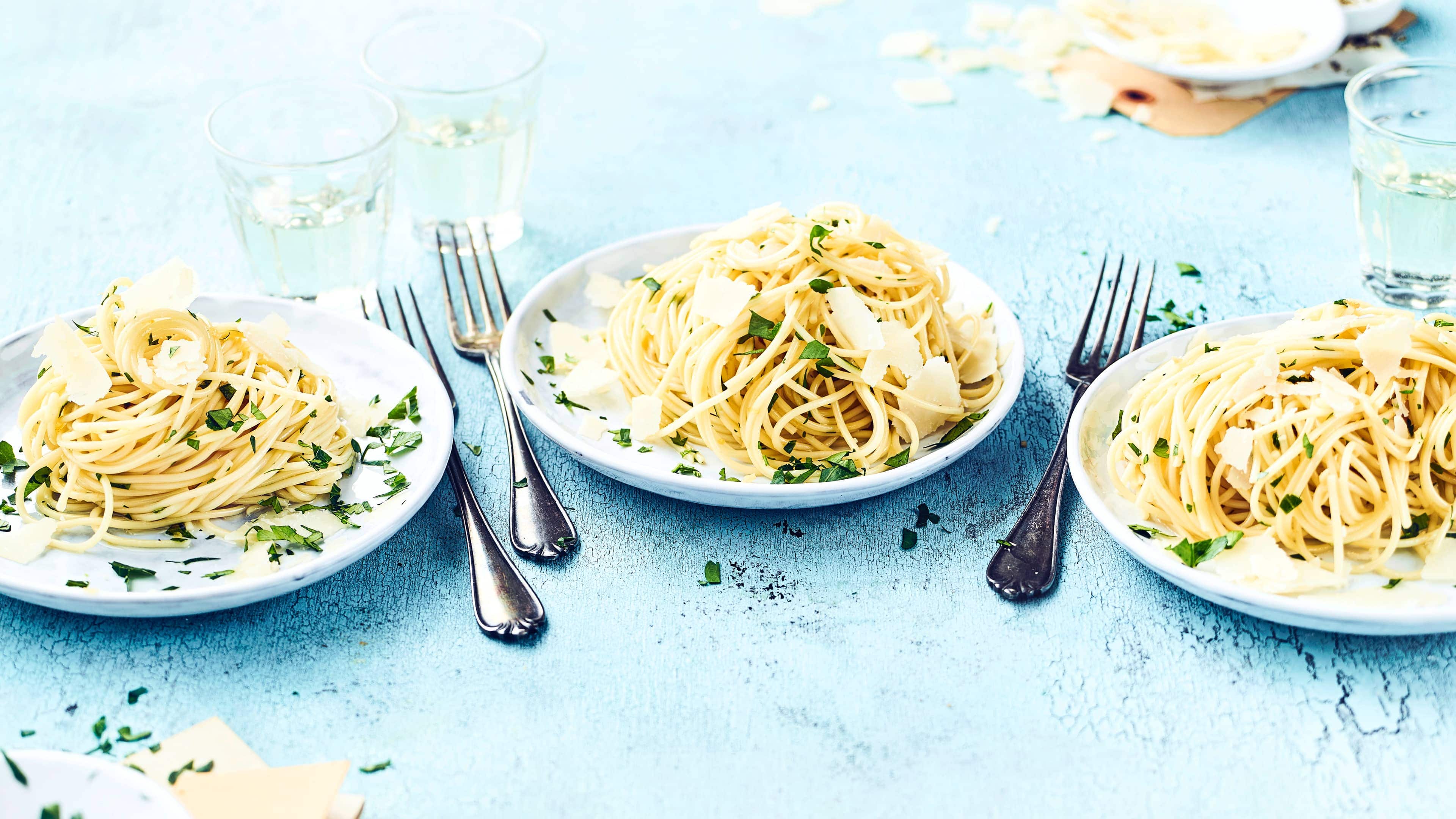 Spaghetti aglio e olio Einfach und schnell zubereitet ist unser Spaghetti aglio e olio Rezept ein bekannter Genuss der italienischen Küche.