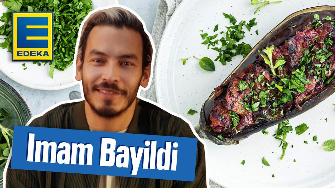 Imam Bayildi Rezept | Gefüllte Aubergine im Backofen YouTube Platzhalterbild für ein Video mit dem Titel 'Imam Bayildi Rezept | Gefüllte Aubergine im Backofen'.