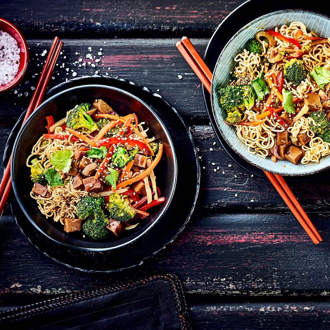 Hier kochen Sie asiatisch mit viel Gemüse und ganz ohne Fleisch: Unser Seitan süß sauer besteht aus Paprika, Karotten, Brokkoli, Bambussprossen, Frühlingszwiebeln und Seitan in selbstgemachter süß saurer Soße. Mie-Nudeln runden das Ganze ab!