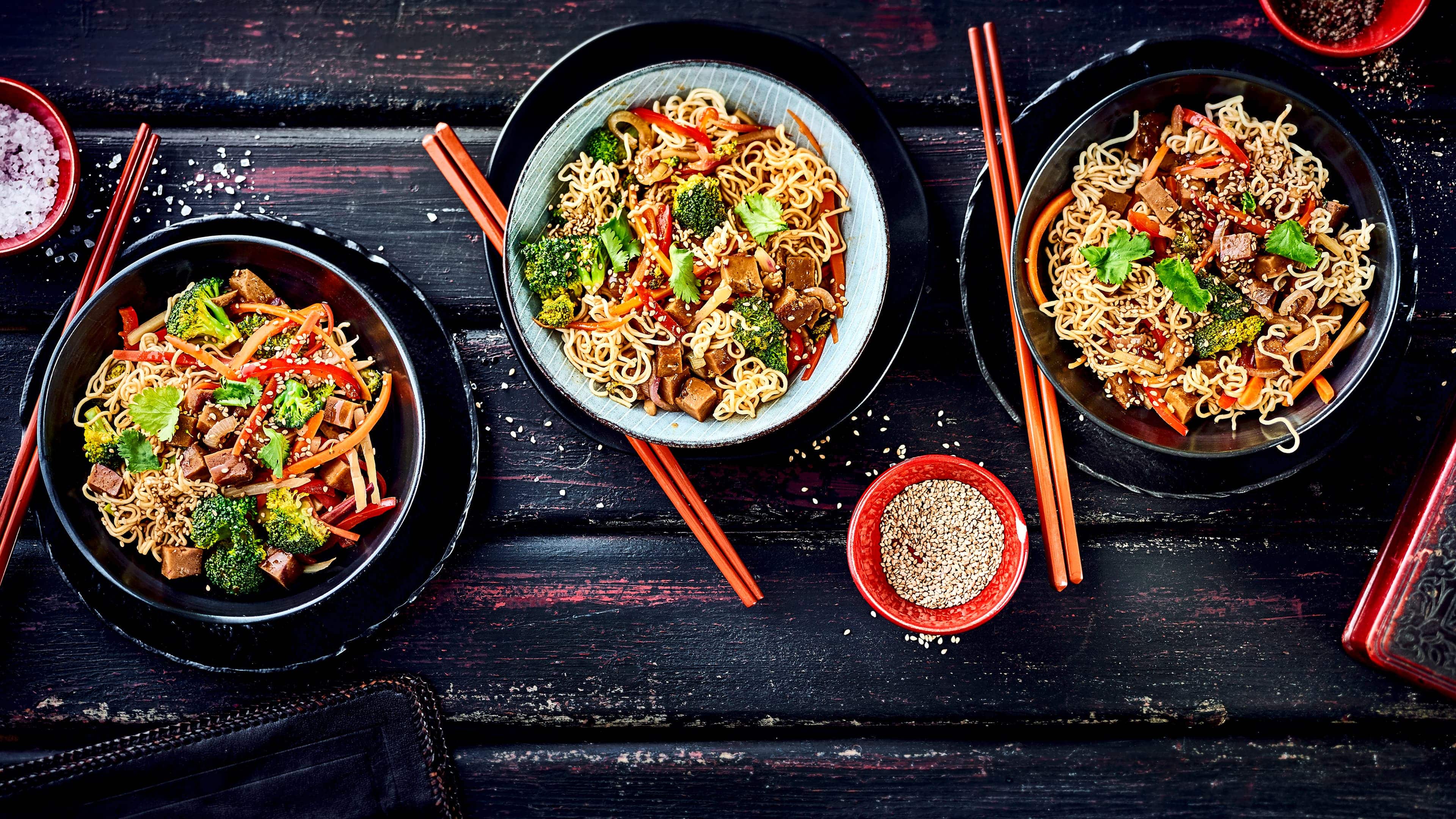 Seitan süß sauer Hier kochen Sie asiatisch mit viel Gemüse und ganz ohne Fleisch: Unser Seitan süß sauer besteht aus Paprika, Karotten, Brokkoli, Bambussprossen, Frühlingszwiebeln und Seitan in selbstgemachter süß saurer Soße. Mie-Nudeln runden das Ganze ab!