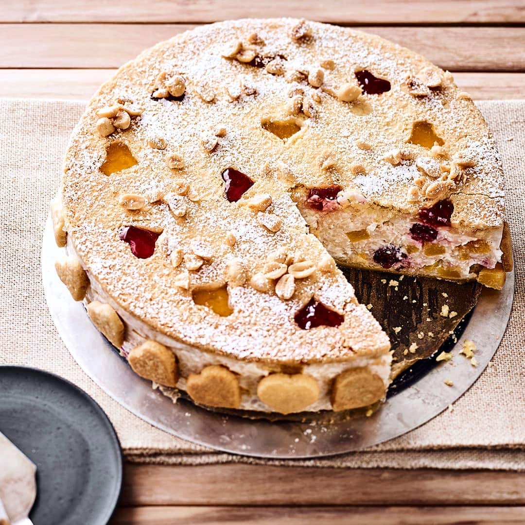 Mit unserem Milchreistorten-Rezept kreieren Sie einen Mürbeteigkuchen mit fruchtiger Milchreis-Quark-Füllung, Herzchen-Garnitur und Vanille-Aroma.