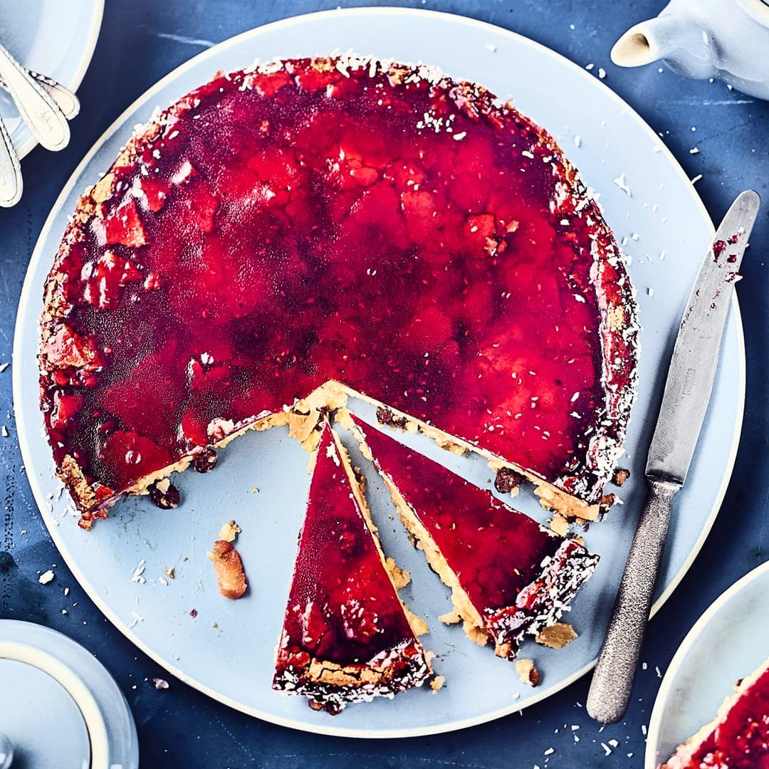 Ein Kuchen aus Milchreis und Äpfeln, wie er in Frankreich gerne gegessen wird. Die Garnitur aus Himbeerkonfitüre lässt den Kuchen so strahlen!