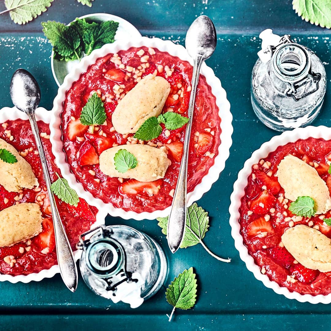 Für Ihren nächsten Brunch im Frühjahr oder Sommer: Probieren Sie unsere Grießmousse mit frischen Erdbeeren und selbst gemachtem Rhabarber-Kompott!