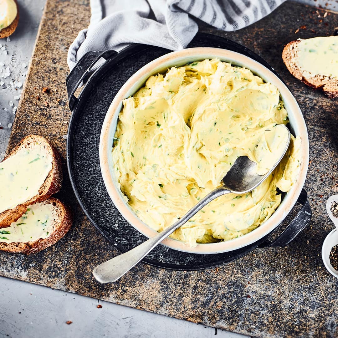 Eine Alternative zu klassischer Kräuterbutter, aber mindestens genauso lecker. Korianderfans werden es lieben: Unser Rezept für selbstgemachte Korianderbutter mit Limette.