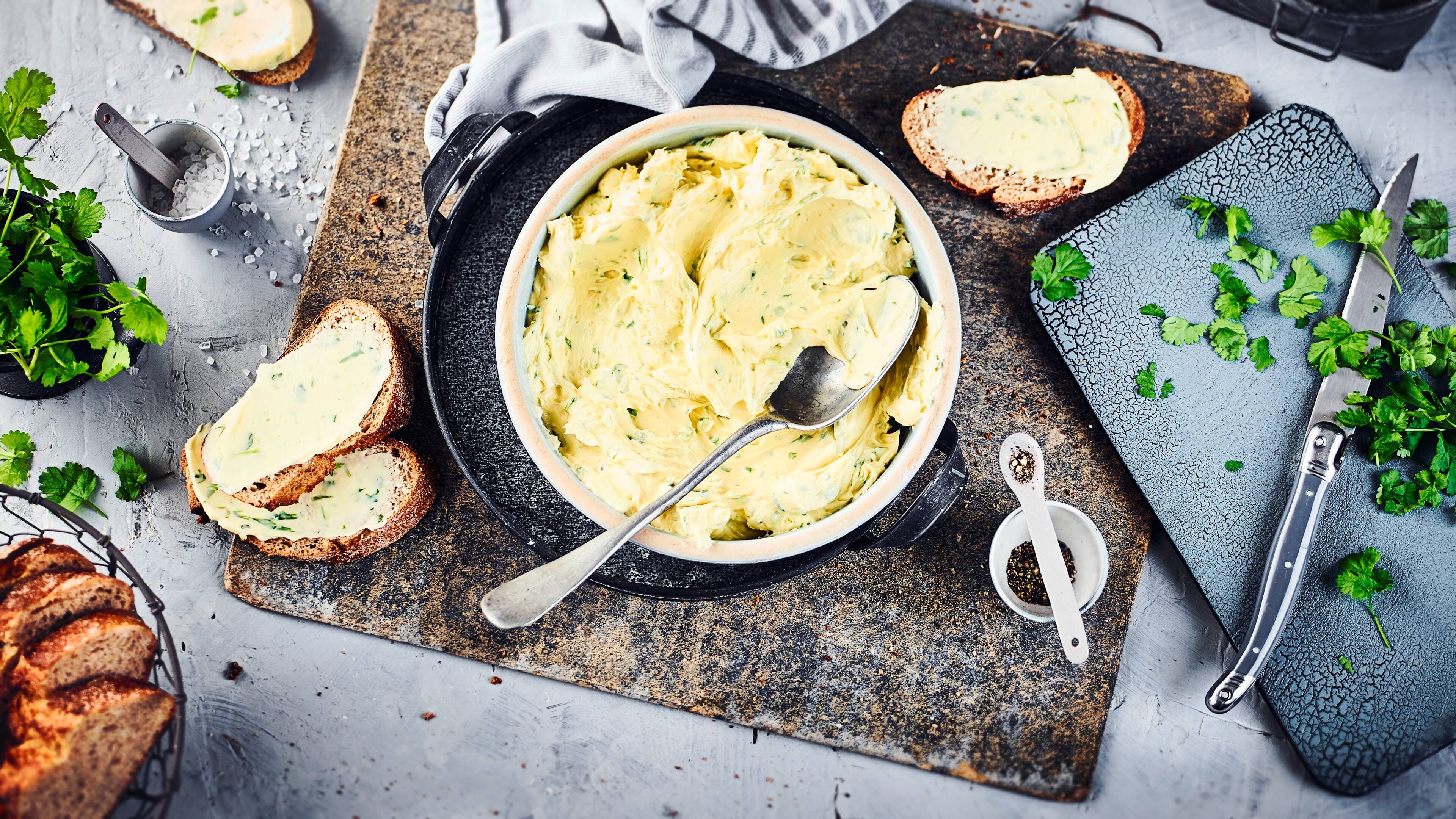 Korianderbutter Eine Alternative zu klassischer Kräuterbutter, aber mindestens genauso lecker. Korianderfans werden es lieben: Unser Rezept für selbstgemachte Korianderbutter mit Limette.