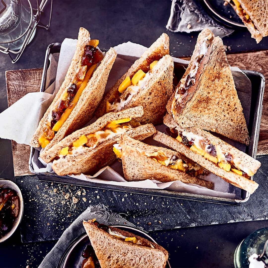 Lust auf einen ausgefallenen, vegetarischen Snack? Probieren Sie unseren süßen Quark-Toast mit frischen Mangospalten und Aprikose-Dattel-Chutney – fertig in 20 Minuten!