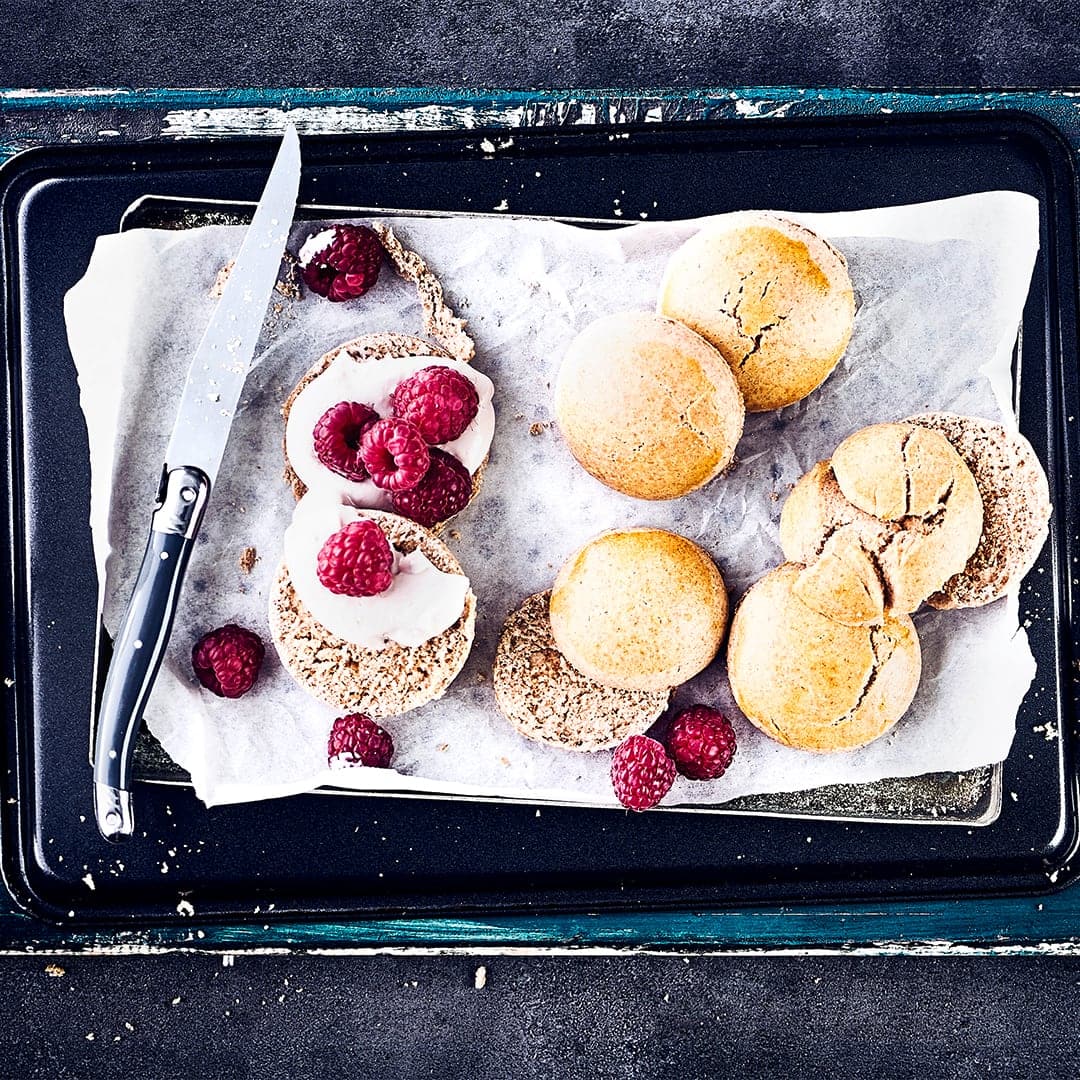 Ob zum Tee oder für Ihr Party-Buffet: die typischen englischen Gebäckstücke passen zu jedem Anlass. Probieren Sie unsere Himbeercreme dazu. Sie werden die Scones lieben!