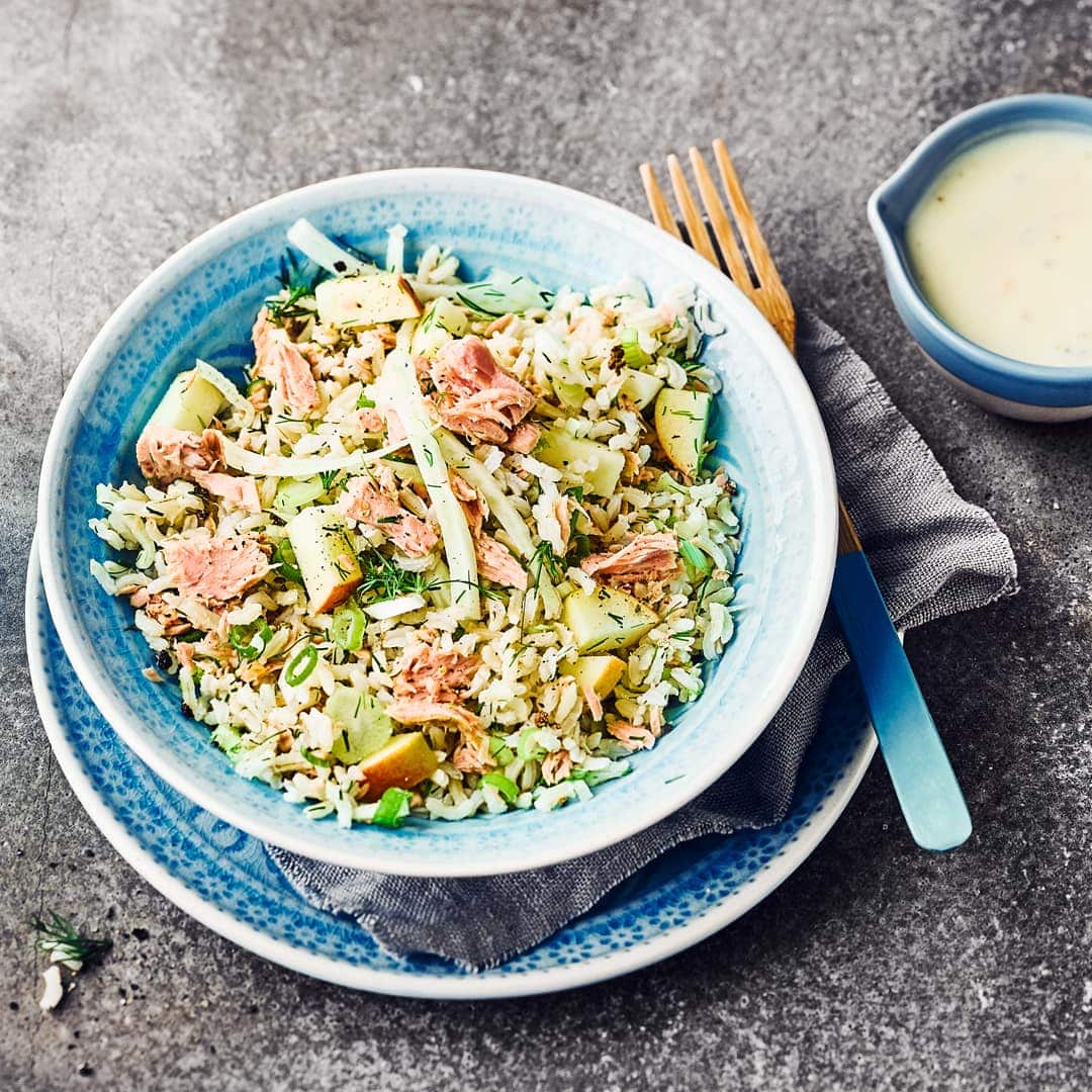 Thunfischsalat mit ReisBereiten Sie unseren Thunfischsalat mit Naturreis, Fenchel und Apfel zu! Unkompliziert vorzubereiten, eignet er sich als Essen für das Büro oder abends.
