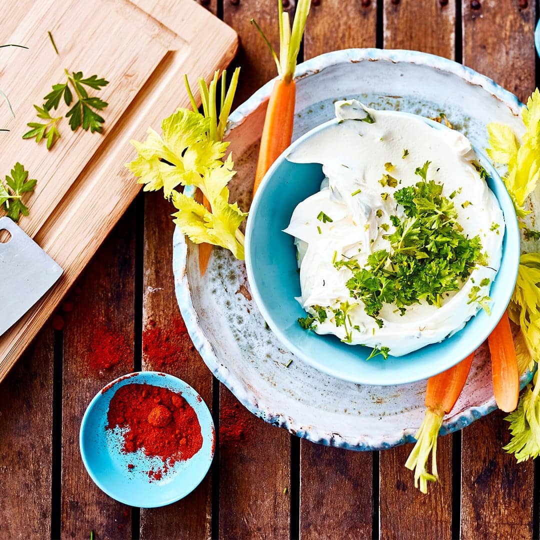 Bereiten Sie in nur 15 Minuten einen cremigen Käsedip zu. Probieren Sie unser Rezept aus und kombinieren Sie den Cream-Cheese-Dip nach Belieben.