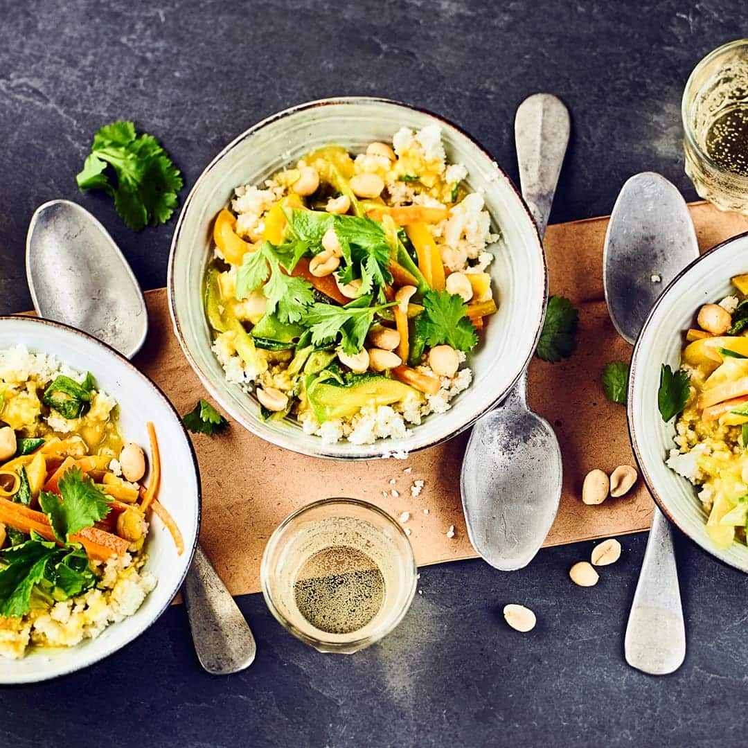 Blumenkohlreis ist vielseitig verwendbar und dazu richtig lecker. Ersetzen Sie doch einfach bei einem klassischen Curry einmal den Reis durch geschroteten Blumenkohl oder probieren Sie direkt unser Blumenkohlreis Curry mit Zuckerschoten, gelber Paprika, Karottenfritt und Koriander.