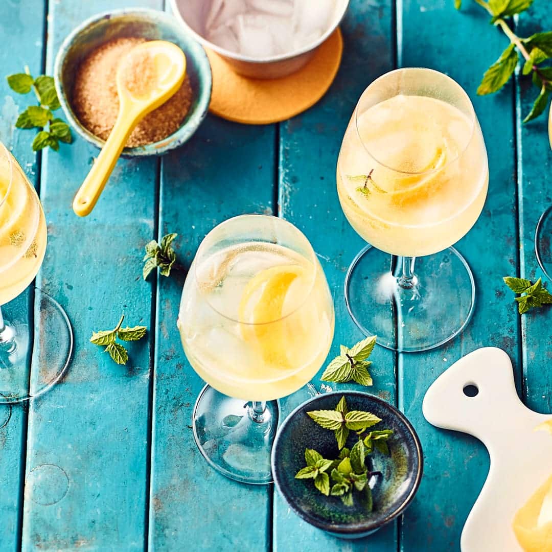 Kalte Ente – Moment mal!?  Die Sommerbowle setzte sich in den 50er Jahren durch. Unsere Kalte Ente aus Weißwein, Sekt und Zitronen verleiht jeden Sommerabend eine spritzig-saure Atmosphäre!
