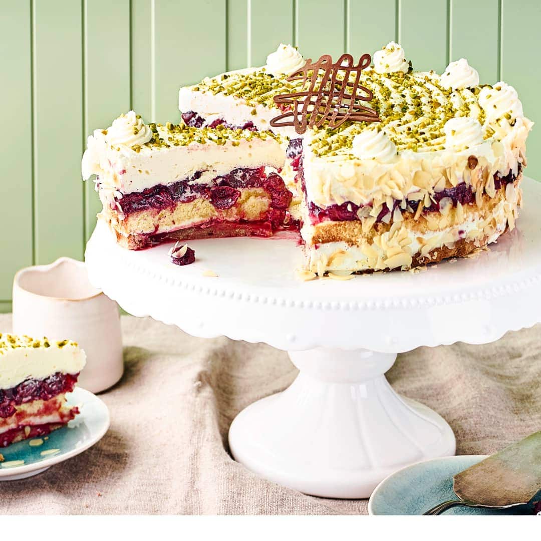 Erfreuen Sie Ihre Gäste mit einer eleganten Käsetorte. Die hübsche Dekoration macht sie perfekt für Ostern, aber auch sonst ist sie ein Genuss.