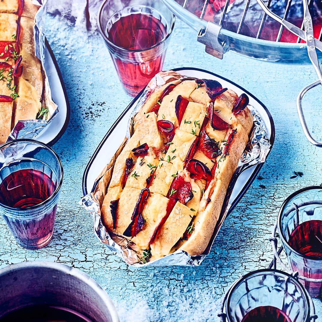 Selbstgemachte Käse-Zupf-Brötchen mit Chorizo und dazu Sour Cream sind die ideale Idee fürs nächste Picknick oder die nächste Grillfeier!