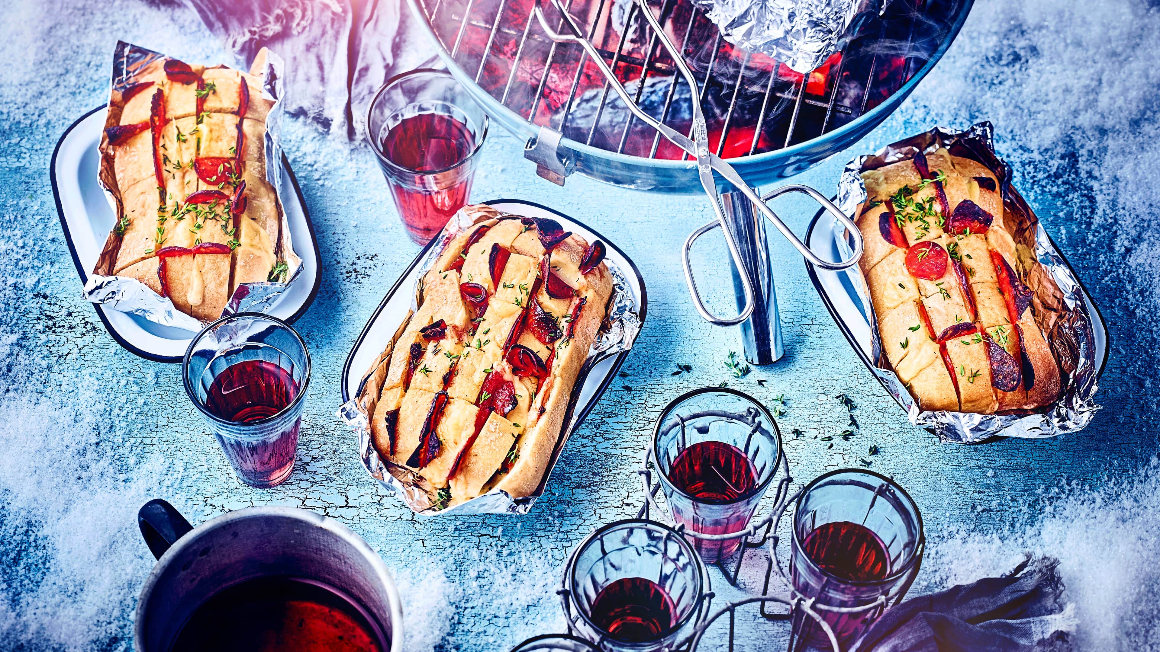 Käse-Zupf-Brötchen Selbstgemachte Käse-Zupf-Brötchen mit Chorizo und dazu Sour Cream sind die ideale Idee fürs nächste Picknick oder die nächste Grillfeier!