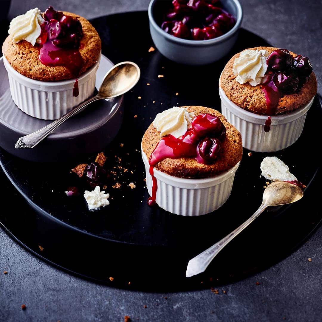 Da diese kleinen Kirschküchlein so lecker sind, eignen sie sich besonders zum Teilen mit Freunden und der Familie. Daher unbedingt ganz viele zubereiten und drauflos naschen!