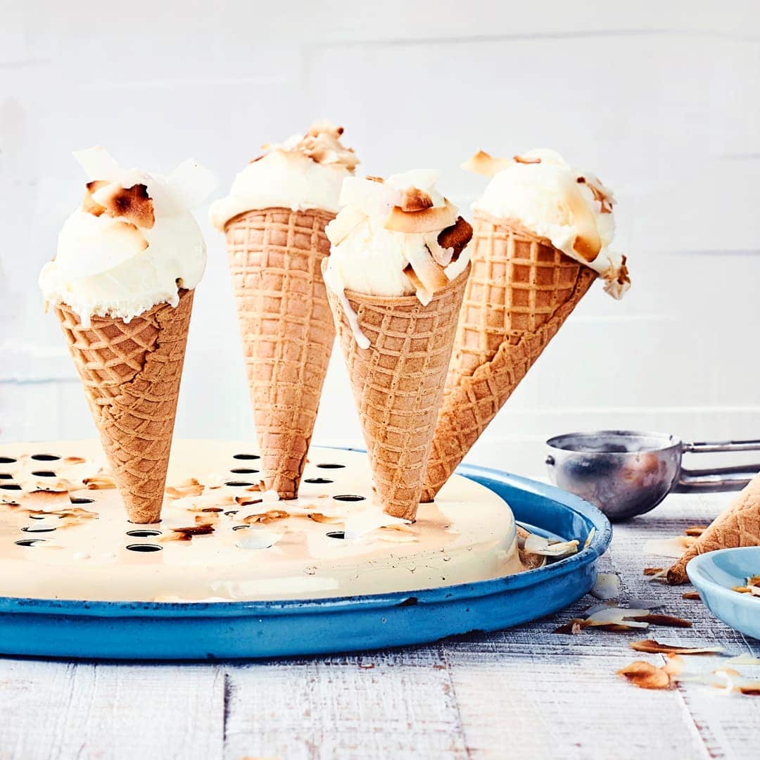 Unser Kokoseis schmeckt nicht nur sommerlich und sahnig, sondern lässt auch einen Hauch Urlaubsfeeling aufkommen. Eiswaffeln und eine Eismaschine sollten für die Zubereitung auf jeden Fall parat sein.