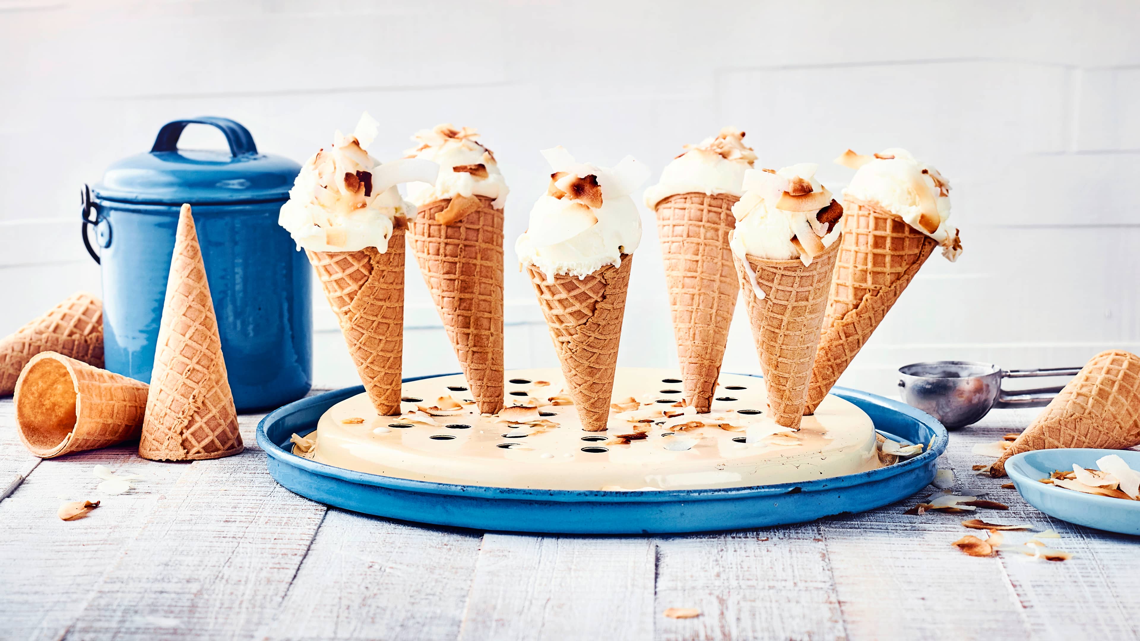 Kokoseis Unser Kokoseis schmeckt nicht nur sommerlich und sahnig, sondern lässt auch einen Hauch Urlaubsfeeling aufkommen. Eiswaffeln und eine Eismaschine sollten für die Zubereitung auf jeden Fall parat sein.