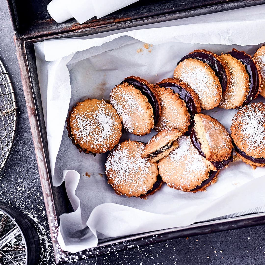 Feine Plätzchen mit Kokosraspeln und Kokosöl und einer ganz feinen Schokoladencreme aus Vollmilch und Zartbitterschokolade!