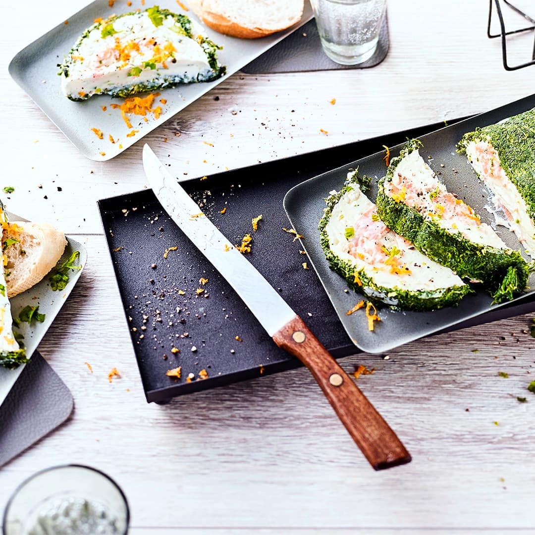 Frische Lachsterrine mit selbstgemachter Spinathülle: Dieses Rezept ist wirklich einfach und ein Hingucker auf dem Buffet!