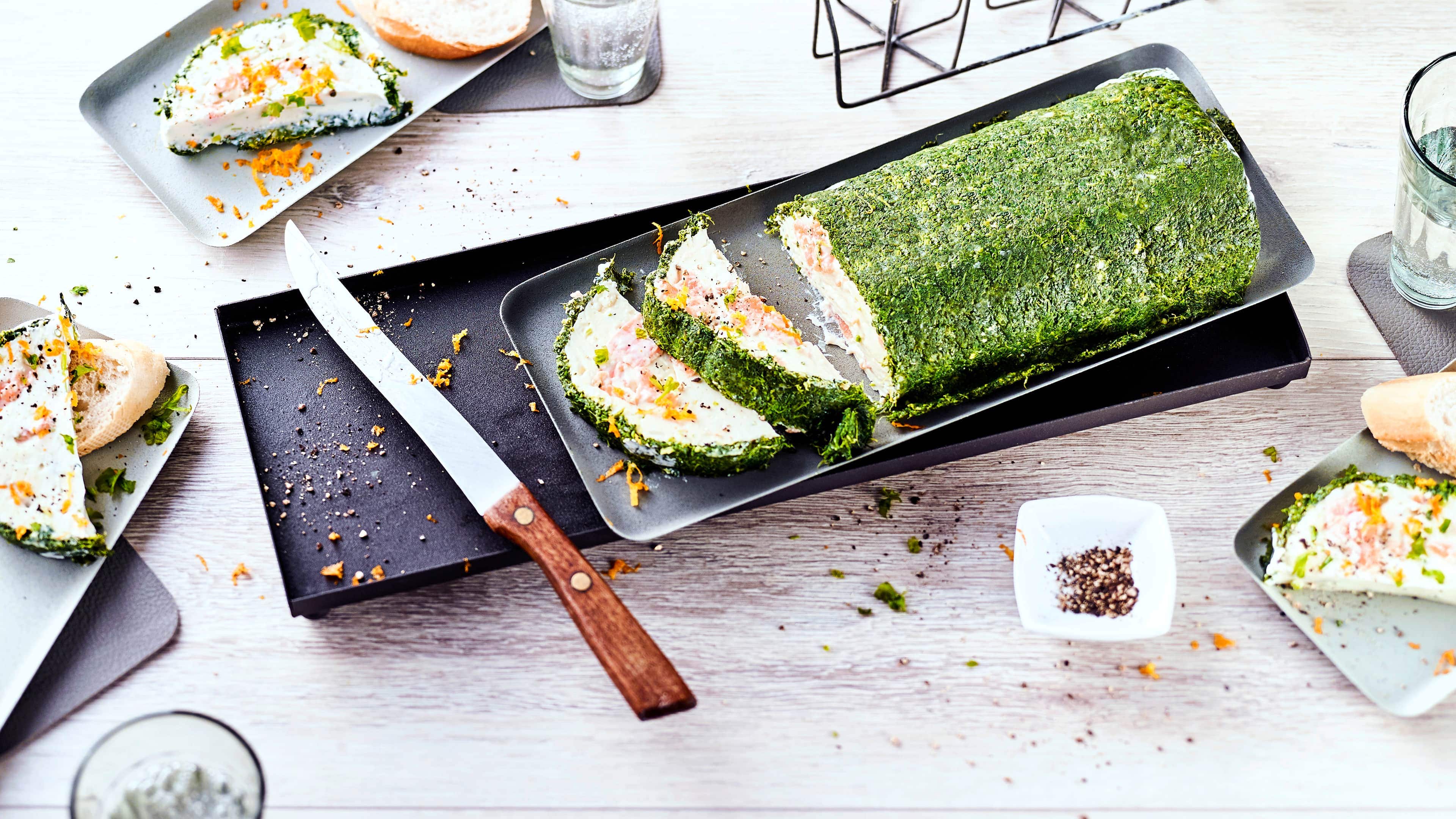 Lachsterrine Frische Lachsterrine mit selbstgemachter Spinathülle: Dieses Rezept ist wirklich einfach und ein Hingucker auf dem Buffet!