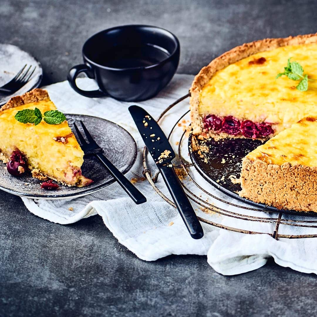 Ein Klassiker als Dessert oder Süßspeise für Kinder, aber auch als Kuchen eine fantastische Idee: Milchreis mit Kirschen wird bei uns zu einem leckeren Milchreiskuchen.