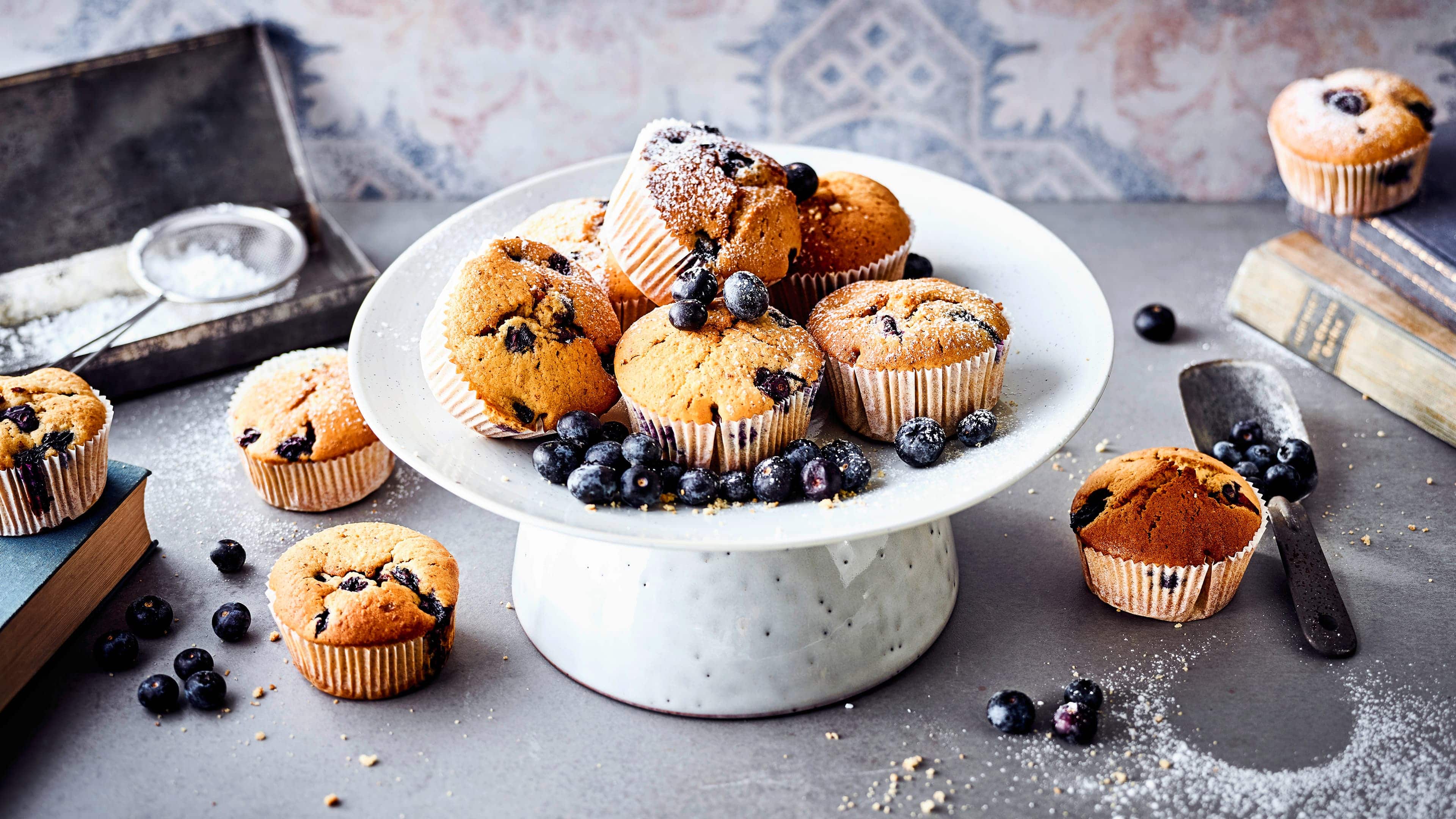 Muffins mit Blaubeeren Haben Sie Appetit auf ein fruchtiges Sommergebäck? Dann probieren Sie unsere schnellen Muffins aus gemahlenen Mandeln mit Blaubeeren – fertig in 40 Minuten!