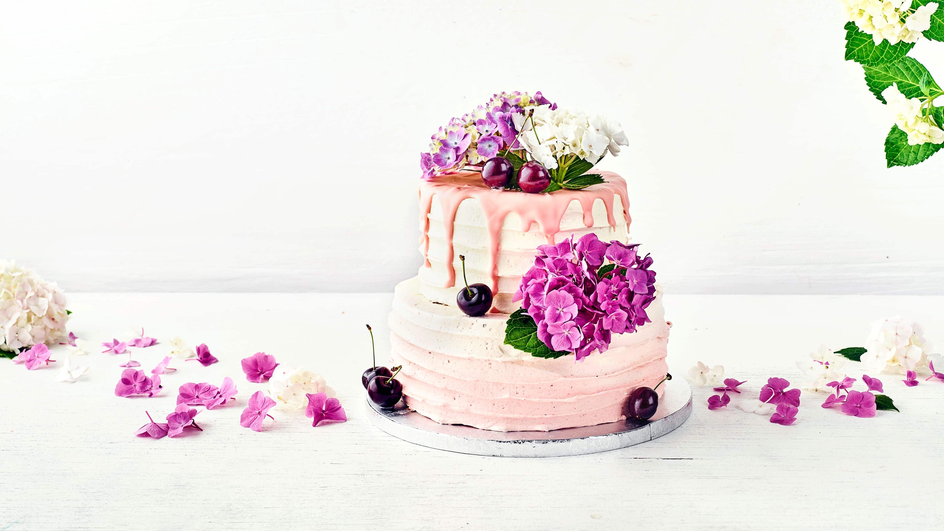 Motivtorte Hochzeit Diese Motivtorte zur Hochzeit bringt sicherlich nicht nur die Braut zum Strahlen! Ein Traum in Rosa mit Blumenblüten und Kirschen verziert.