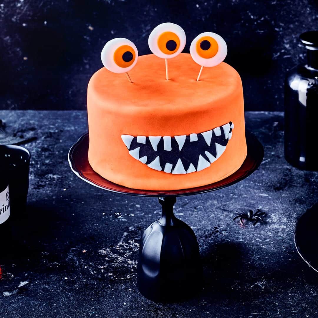 Jetzt wird es gruselig: Mit dieser Halloween-Torte mit Monsteraugen jagen Sie Ihren Gästen einen gehörigen Schrecken ein. Aber es schmeckt!