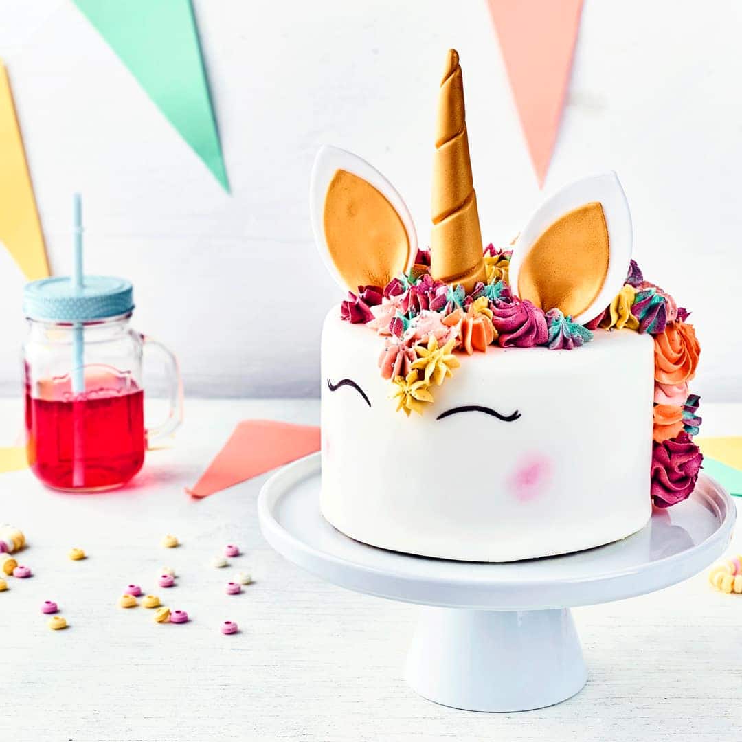 Beglücken Sie doch einmal Ihre Liebsten mit dieser Einhorn-Motiv-Torte. Ob zum Kindergeburtstag, zur Party oder als Geschenk: Hier liegen Sie immer voll im Trend!