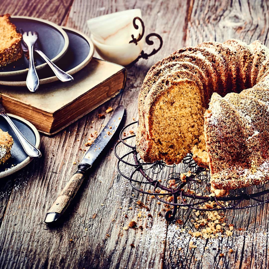 Ein Napfkuchen – oft auch als Topfkuchen oder Gugelhupf bezeichnet – bildet das Herzstück an der Kaffeetafel. Die Form des Kuchens ist sogar schon aus der Antike bekannt!