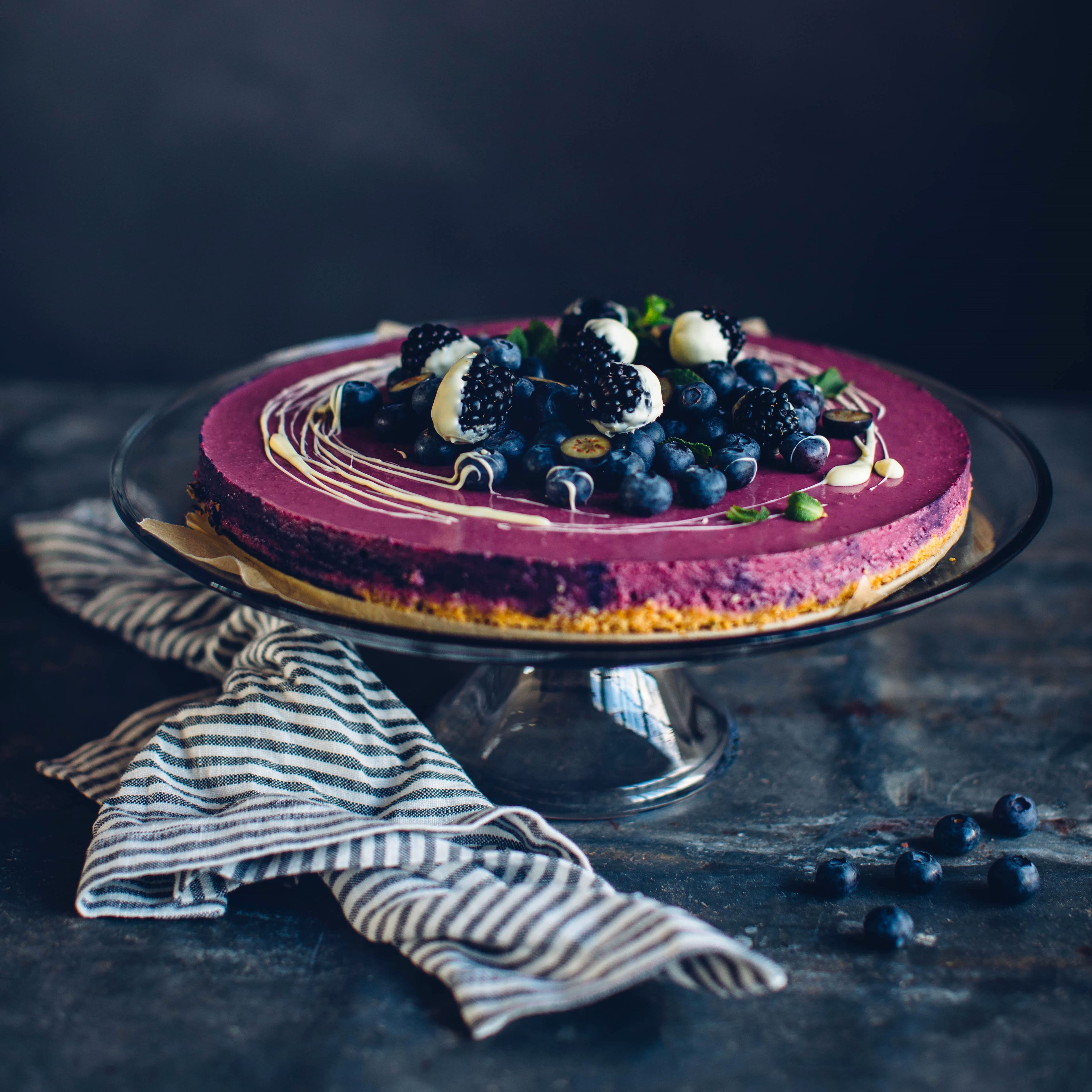 Getreu dem Motto: „Kein Sonntag ohne Kuchen“ servieren wir Ihnen hier eine Alternative ganz ohne Backen: Unser No-Bake-Heidelbeer-Brombeer-Cheesecake!