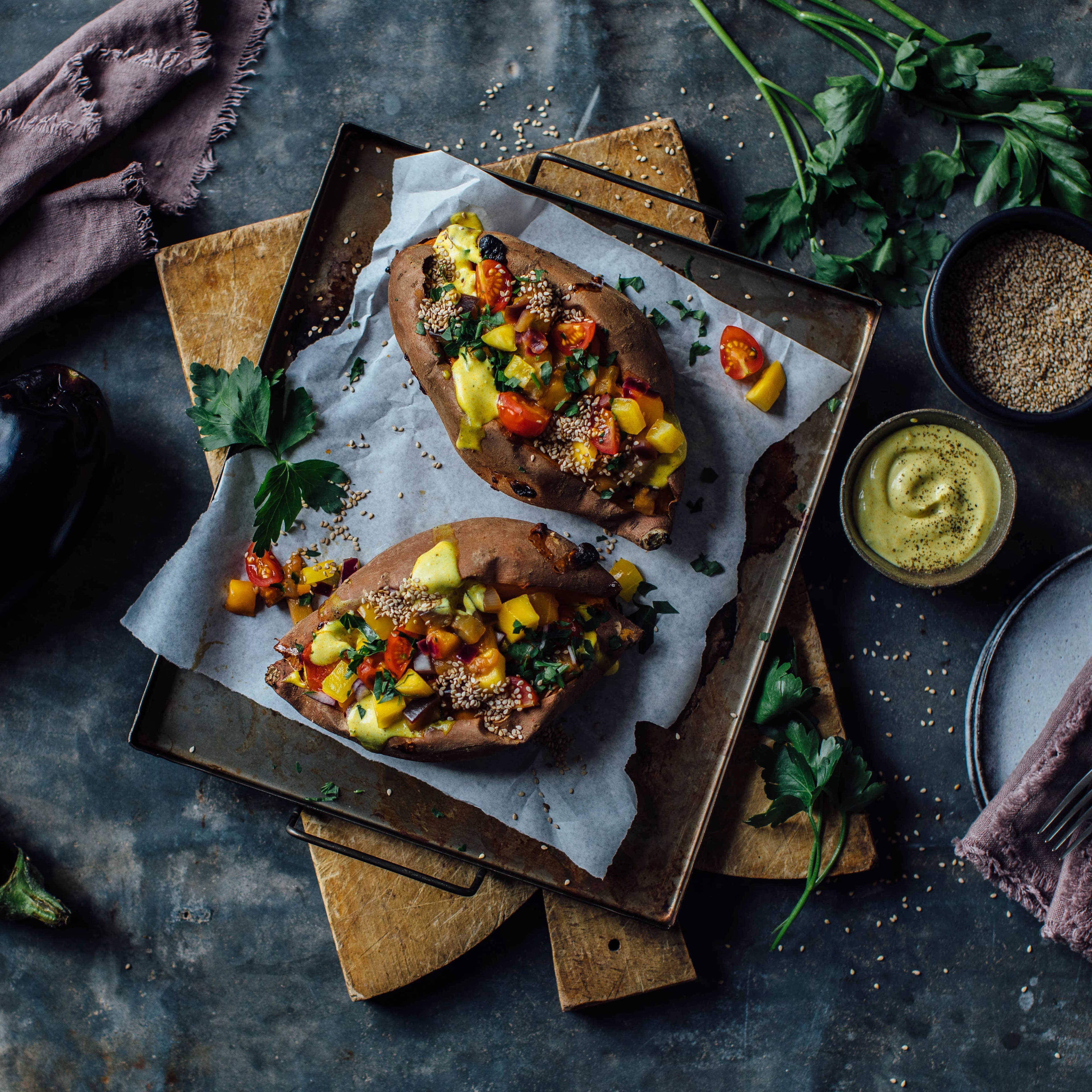 Hoch hinaus! Unser Rezept für Ofen-Süßkartoffel mit Auberginen-Mango-Ragout lässt die Geschmacksnerven in die Höhe fliegen!