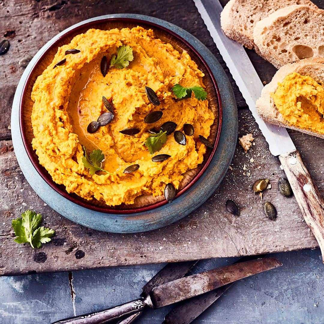 Unser herbstliches Rezept für Kürbis-Hummus ist super einfach, vegan & glutenfrei. Verfeinert mit Koriander und Chiliflocken für einen noch intensiveren Geschmack!