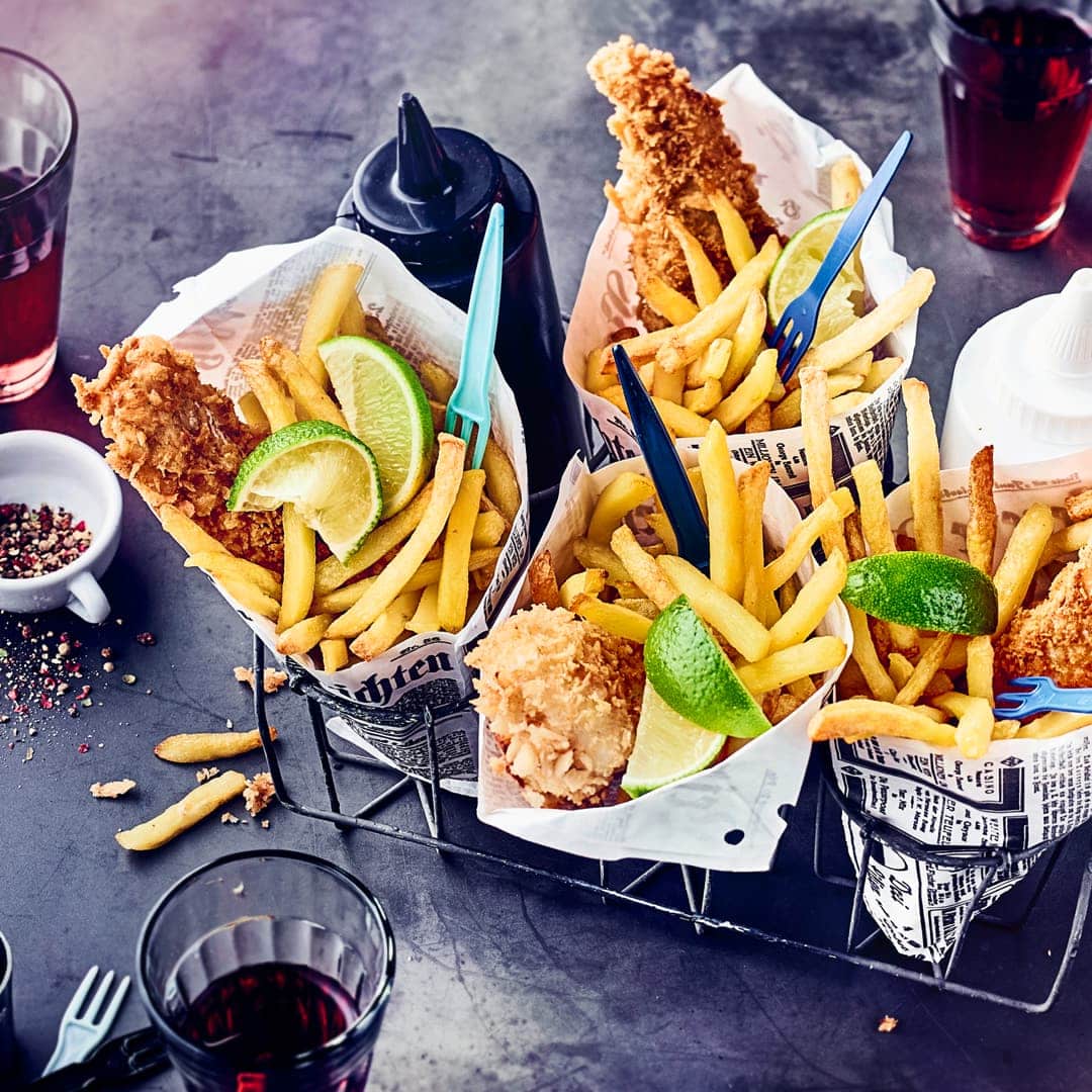 Original in Zeitungstüten gewickelt und direkt genießen: Die panierten Hechtfilets werden mit Pommes-Frites zum Fish & Chips-Klassiker und erfreuen Groß und Klein!