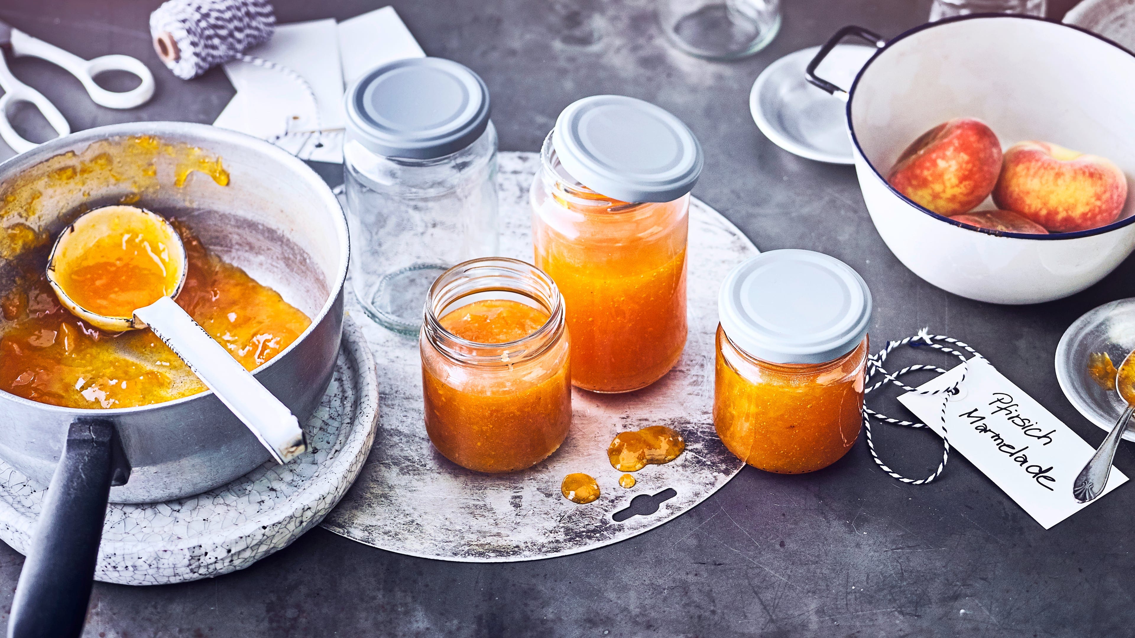 Pfirsichmarmelade Selbst gemachte Marmelade aus frischen Pfirsichen schmeckt einfach nur nach Sommer und ist herrlich fruchtig. Die Pfirsichmarmelade gehört in der warmen Jahreszeit einfach auf jeden Frühstückstisch und sorgt für süßen Genuss.