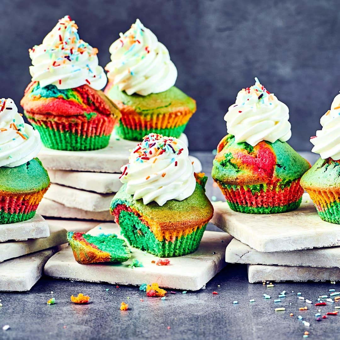 Ob für ein buntes Sommerfest im Garten oder für den nächsten Kindergeburtstag: Die farbenfrohen Regenbogen-Muffins sind einfach und schnell zubereitet und bilden das farbliche Highlight auf dem Buffet-Tisch.