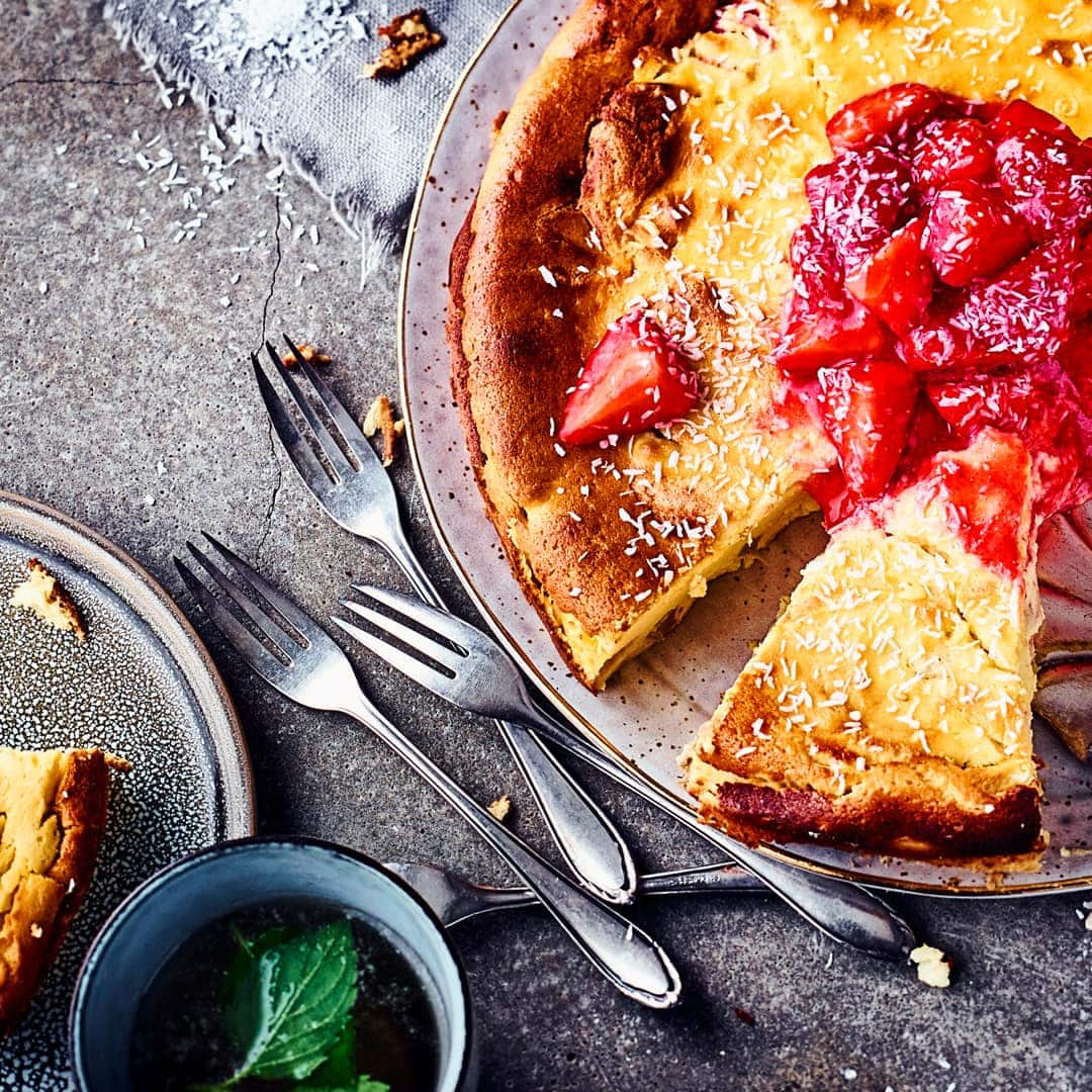 35 Minuten genügen, schon wandert unser fruchtiger Rhabarber-Erdbeer-Käsekuchen zum Backen in den Ofen. Probieren Sie unser Rezept aus. Es lohnt sich!