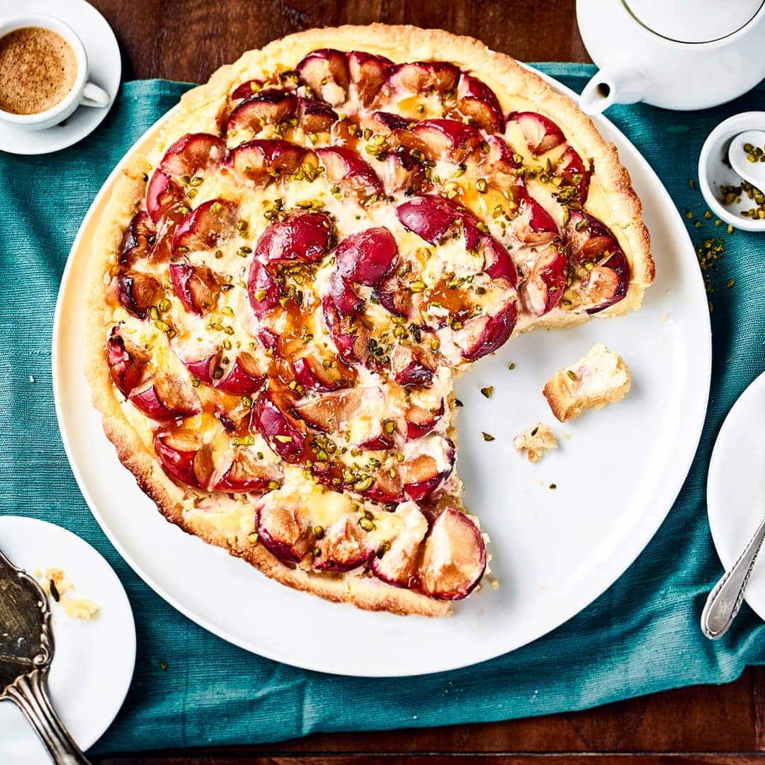 Herbstliches Gebäck: Unser Rezept für einen Zwetschgen-Quarkkuchen mit Mandelmürbteig und Vanille-Quark-Belag müssen Sie unbedingt ausprobieren!