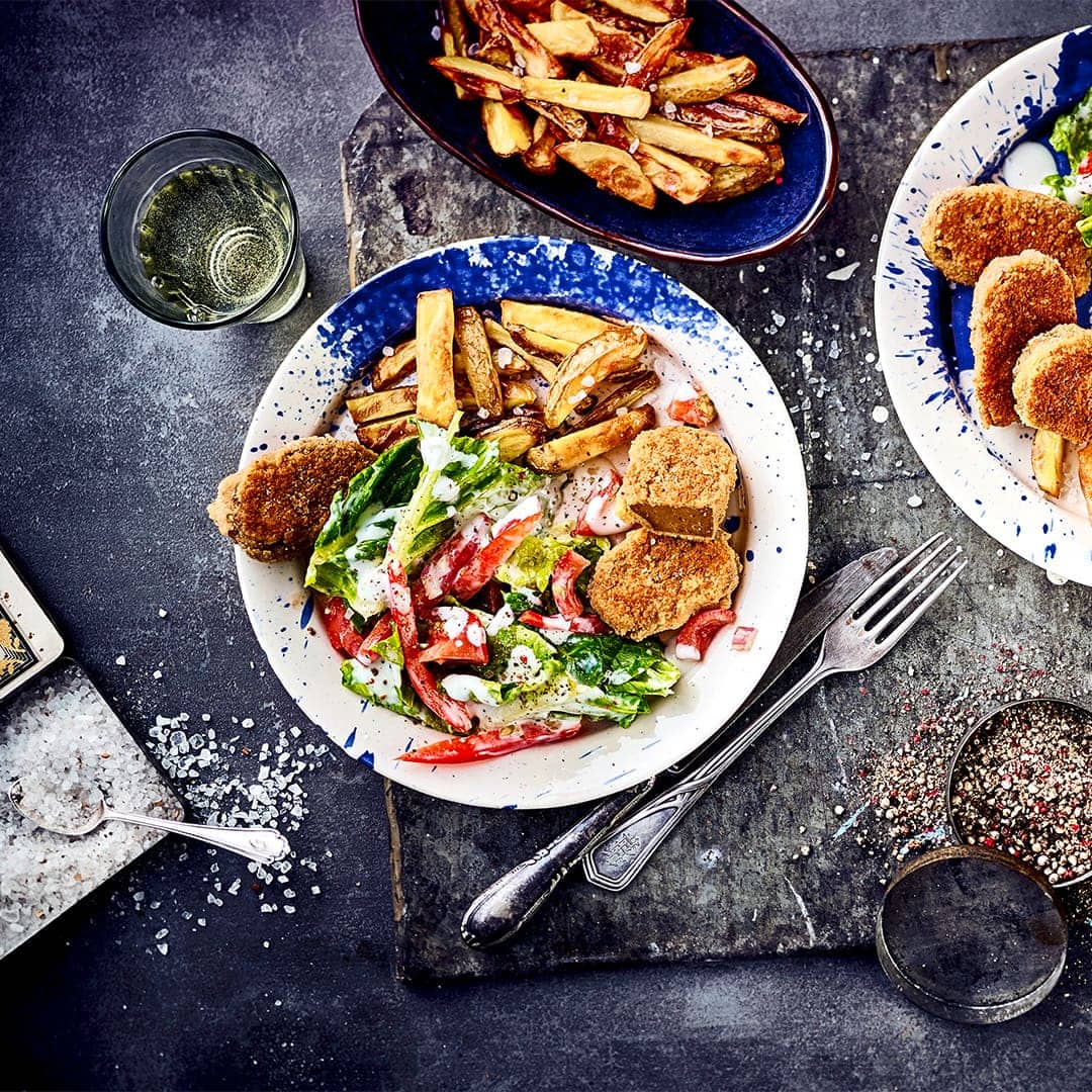 Schnitzel mit Pommes geht auch mal vegetarisch: Probieren Sie die köstlichen selbstgemachten Seitan-Schnitzel und reichen Pommes Frites und Salat dazu!
