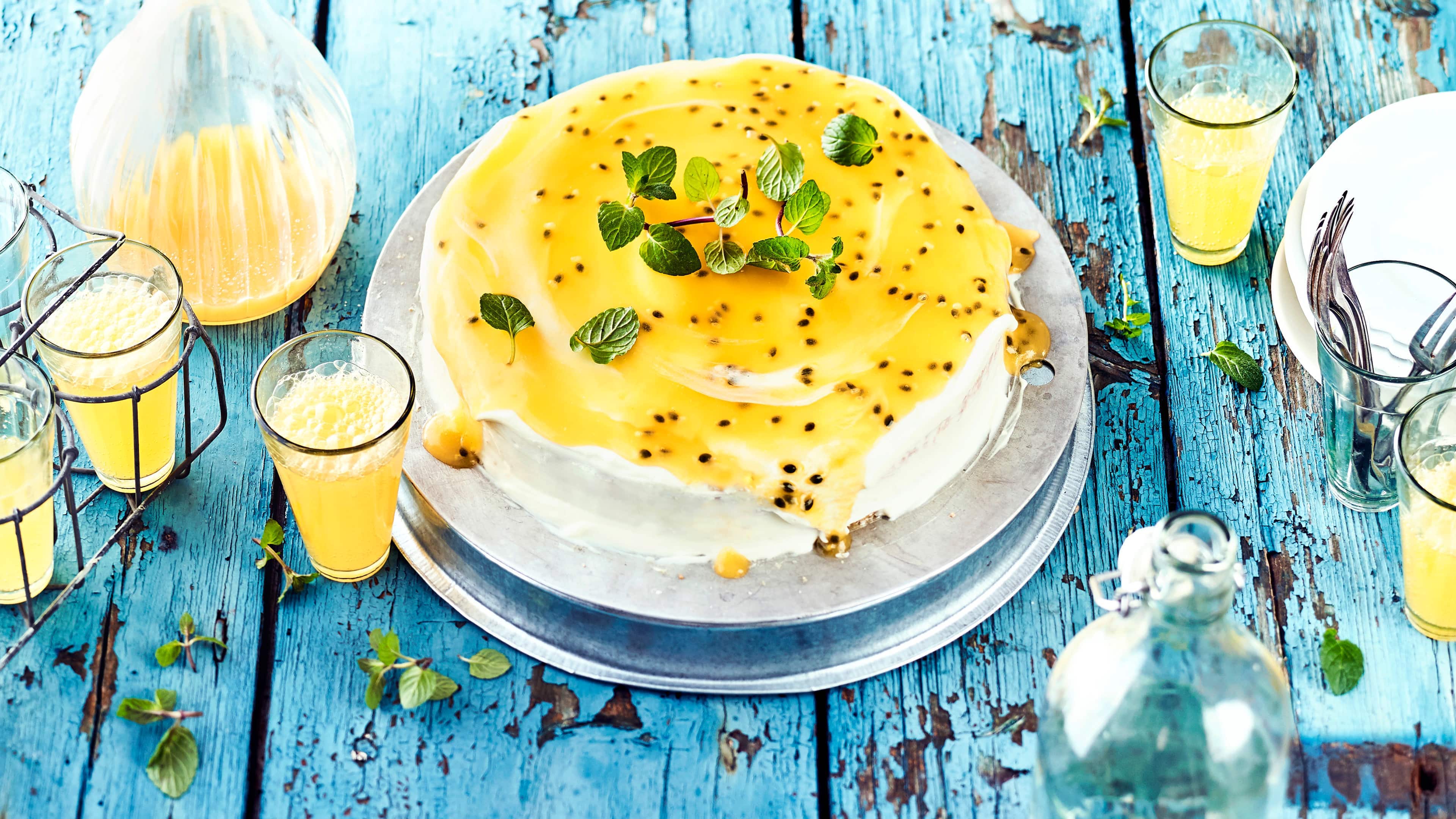 Solero Torte So schmeckt der Sommer! Mit unserer fruchtigen Solero-Torte mit Frischkäse, Sahne und Maracujasaft bringen sie Ihre Gäste zum Strahlen!