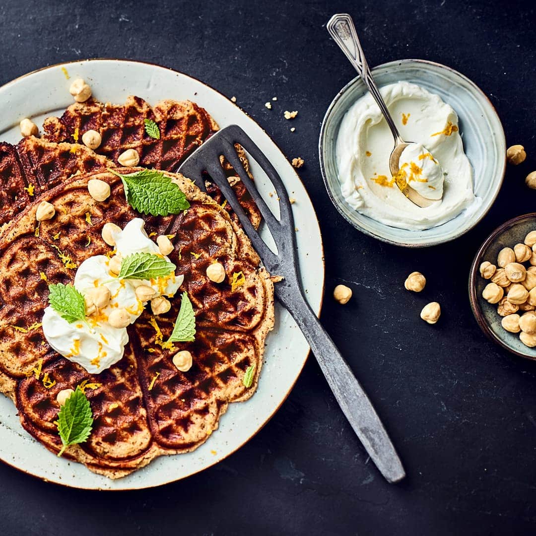 Purer Waffelgenuss mit wenig Kohlenhydraten: Unser Rezept für Low-Carb-Waffeln wird ganz ohne Mehl zubereitet.