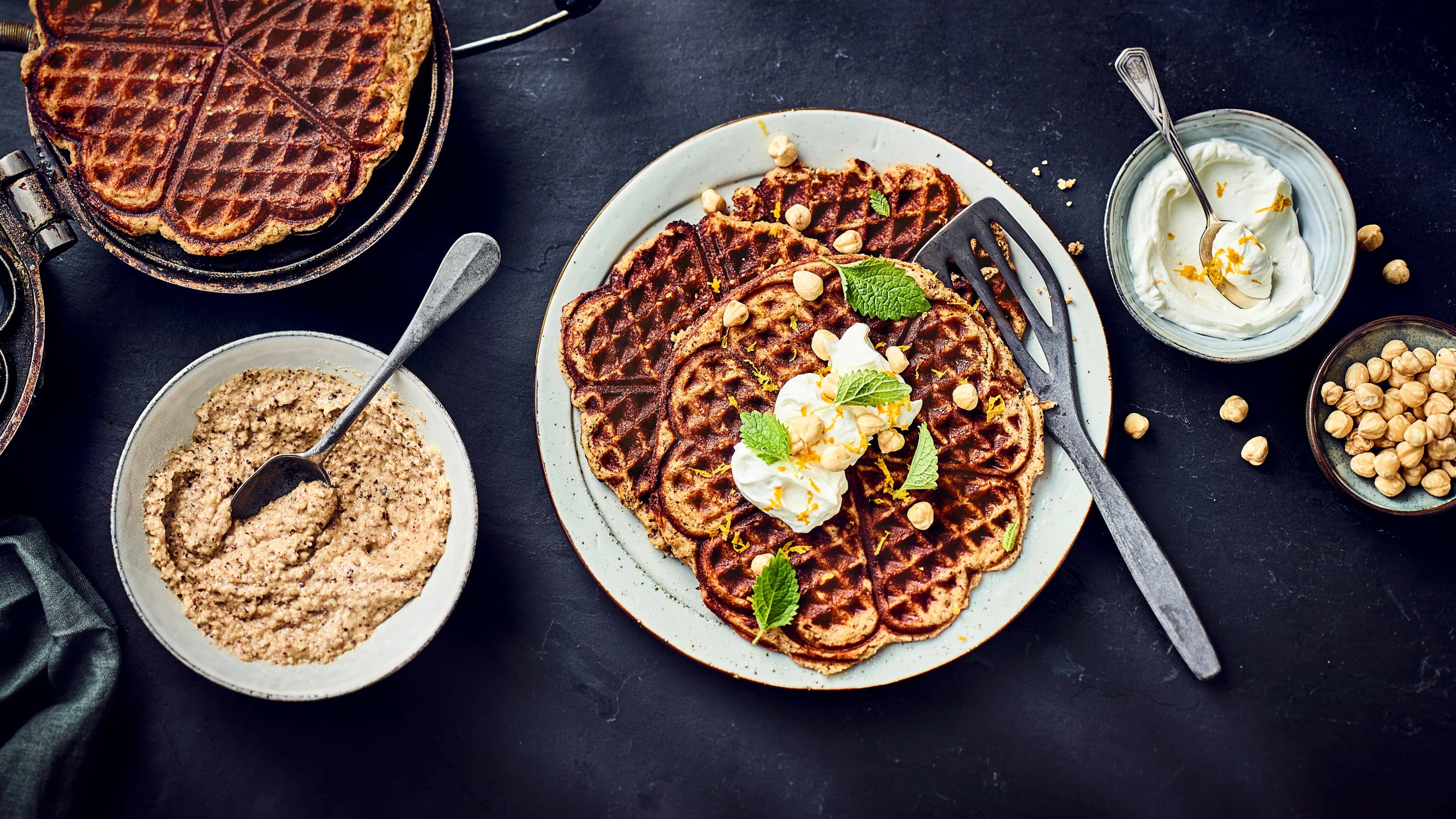 Low-Carb-Waffeln Purer Waffelgenuss mit wenig Kohlenhydraten: Unser Rezept für Low-Carb-Waffeln wird ganz ohne Mehl zubereitet.