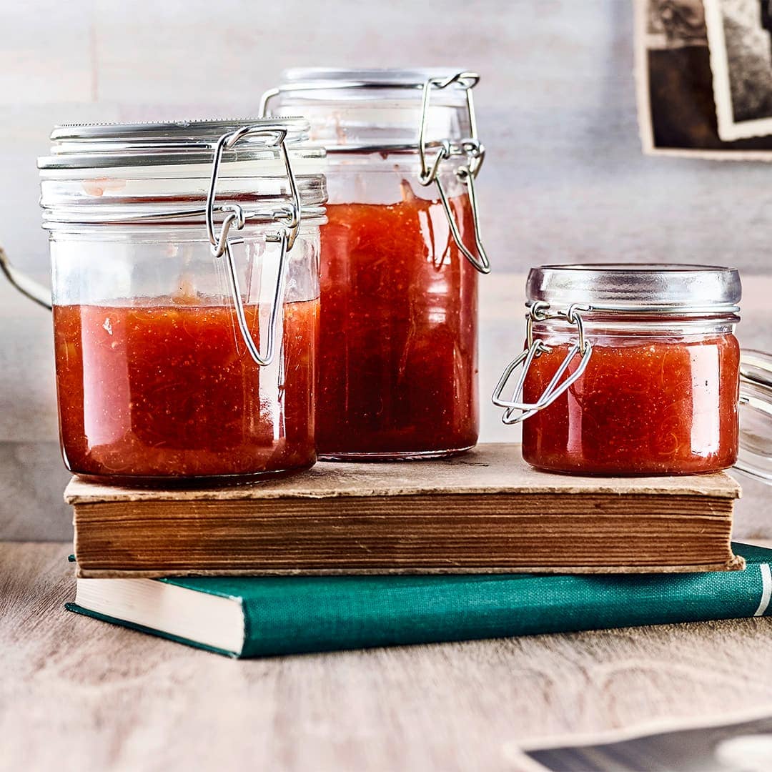 Wir alle lieben Erdbeer-, Himbeer- oder Aprikosenmarmelade. Aber Sie müssen unbedingt einmal dieses Rezept für selbst gemachte Stachelbeermarmelade probieren! Es ist ganz einfach und die leichte Säure schmeckt herrlich zu frischem Brot!